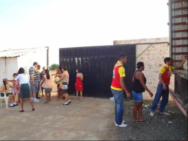 Famílias carentes são beneficiadas com cestas básicas em Floriano.(Imagem:FlorianoNews)