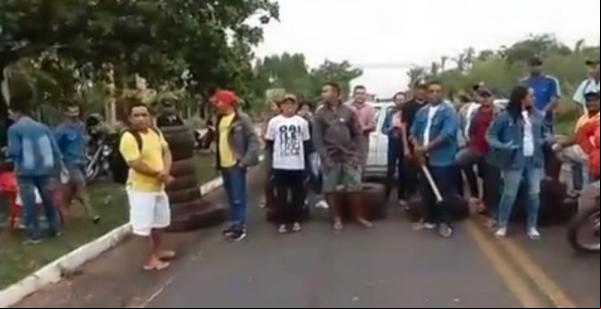 Moradores de José de Freitas realizam protesto.(Imagem:Reprodução/Tv Clube)