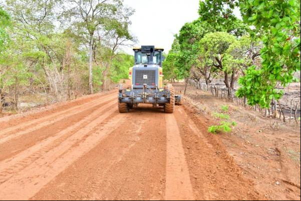 Obra de recuperação da estrada que dá o ao Distrito Amolar(Imagem:SECOM)