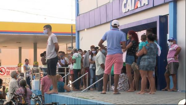 Aglomeração diante da Caixa Econômica Federal do Parque Piauí, Zona Sul de Teresina.(Imagem:TV Clube)