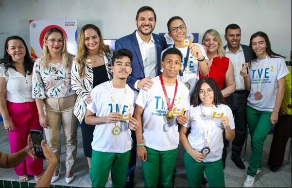 No Piauí, 3.915 estudantes receberão os cartões que contêm quatro agens de ônibus, garantindo o deslocamento nos dias 5 e 12 de novembro.(Imagem:Divulgação)