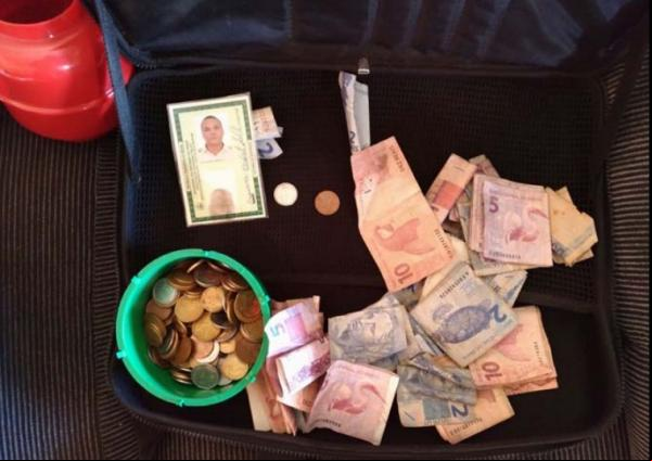 Além da máquina de cartões, foram apreendidos 122 pedras de crack e seis e R$ 518 reais.(Imagem:Divulgação/Polícia Militar)