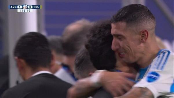 Despedida de Di Maria: Jogador chora ao deixar o campo na final da Copa América(Imagem:Reprodução)