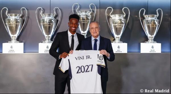 Vinicius Junior ao lado do presidente do Real Madrid, Florentino Pérez, após renovação de contrato até 2027.(Imagem:Divulgação / Real Madrid)