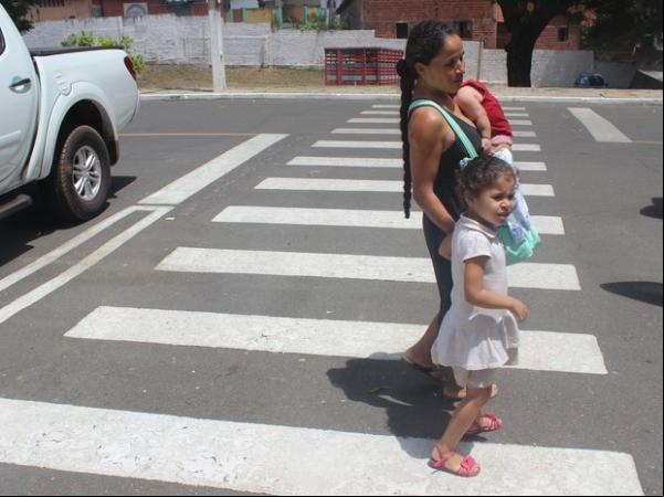 Mãe diz que a filha é muito esperta e sabe conduzí-la direitinho.(Imagem:Juliana Barros/G1)
