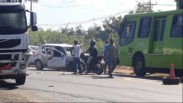 Suspeitos roubam carro e colidem veículo com caminhão durante fuga na Zona Sul de Teresina.(Imagem:Reprodução)