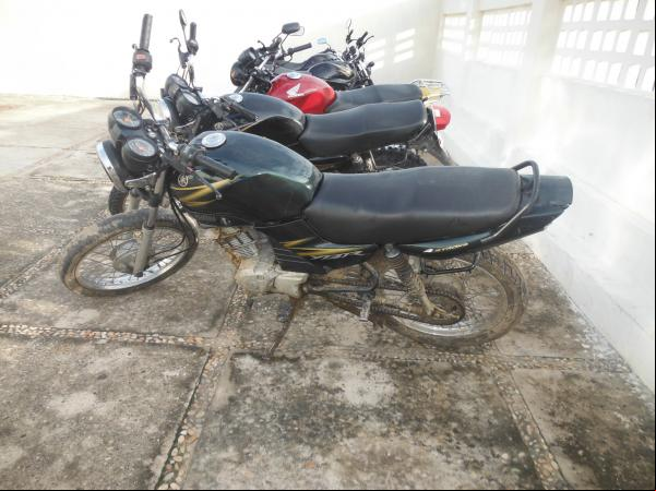 Motos abandonadas são recolhidas pela Polícia Militar.(Imagem:FlorianoNews)