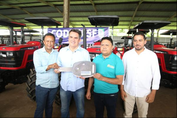 Ciro Nogueira entrega tratores e equipamentos agrícolas a prefeitos(Imagem:Divulgação)