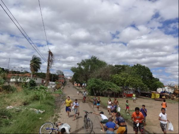 Palhaço Carrapeta faz a alegria das crianças com distribuição de bombons em Floriano.(Imagem:FlorianoNews)