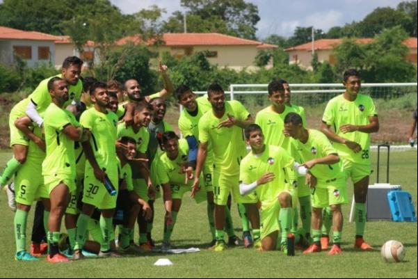 Time vencedor do rachão posa com