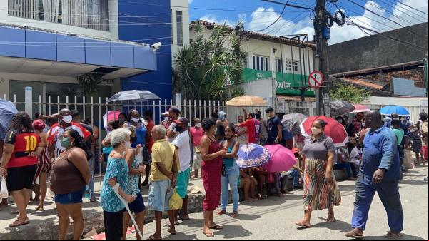 Fila grande e aglomeração foram registradas nesta terça-feira (24), em agência da Caixa em Salvador.(Imagem:Victor Silveira/TV Bahia)