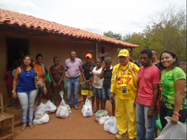 Moradores da zona rural de Floriano recebem doações de roupas e alimentos.(Imagem:FlorianoNews)