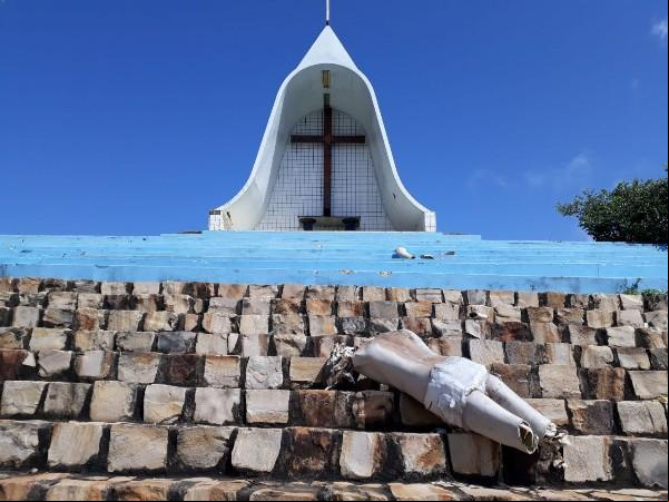 Imagem de Cristo que estava no Santuário João Paulo II foi totalmente destruída.(Imagem:Portalcidadeluz)