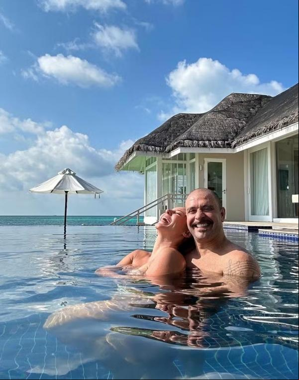 Paolla Oliveira e Diogo Nogueira na piscina.(Imagem:Instagram)