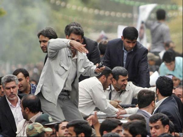 Comitiva e seguranças do presidente iraniano reagem ao som de explosão em Hamadan, nesta quarta (Imagem:Reuters)
