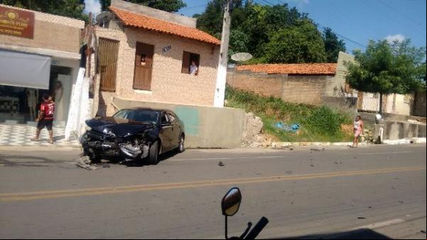 Automóvel conduzido por menor colide contra calçada em Floriano.(Imagem:FlorianoNews)