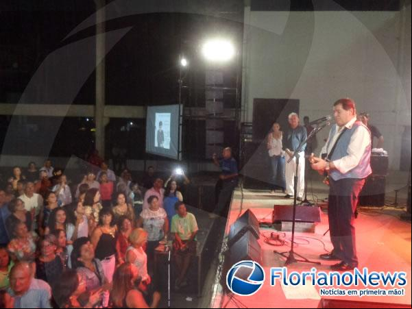 Jerry Adriani emociona público durante show em Floriano.(Imagem:FlorianoNews)