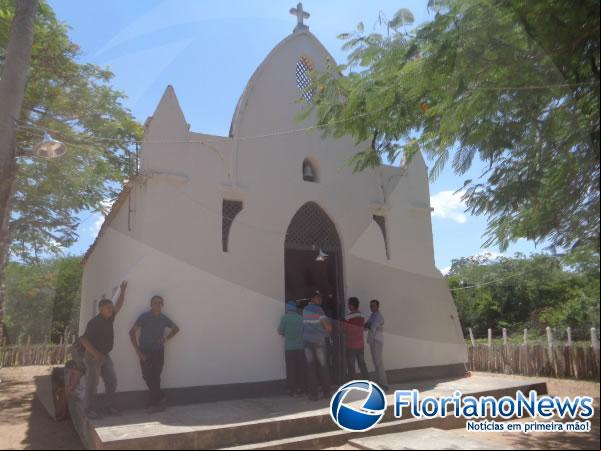 Fieis participaram do encerramento de N. Srª do Desterro na comunidade Araçás.(Imagem:FlorianoNews)