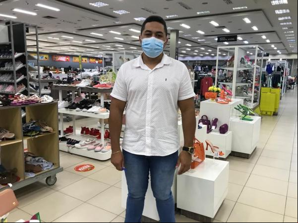 Jhoney, chefe do setor de calçados do Armazém Paraíba(Imagem:FlorianoNews)