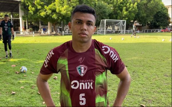 Maurício, volante do Fluminense-PI.(Imagem:Arthur Ribeiro)