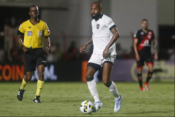 No ano ado, Chay marcou os três gols do Botafogo no jogo contra o Cruzeiro, pelo primeiro turno da Série B 2021. O meia chega à capital mineira no início da próxima semana para(Imagem:Reprodução)