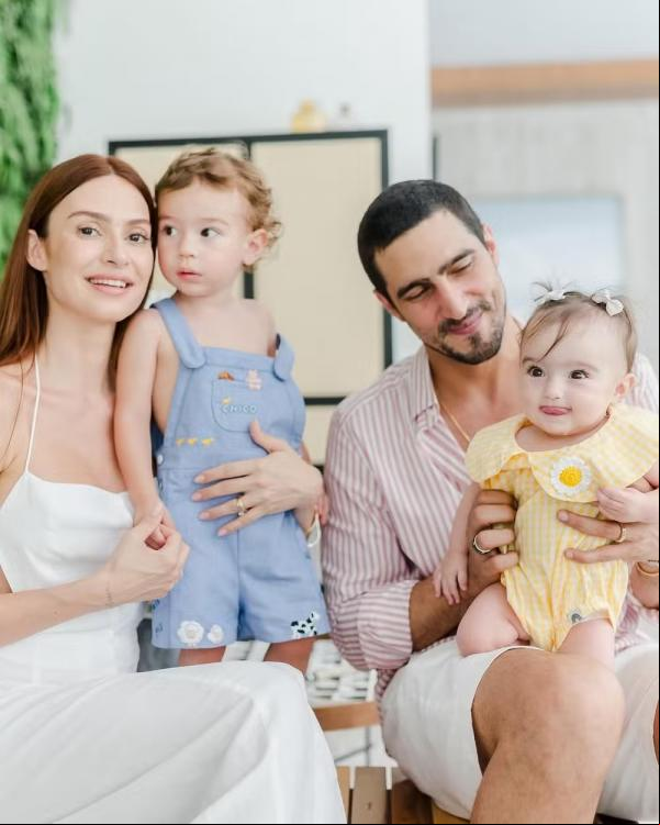 Thaila Ayala, Renato Góes e os filhos, Tereza e Francisco.(Imagem:Reprodução/ Instagram)