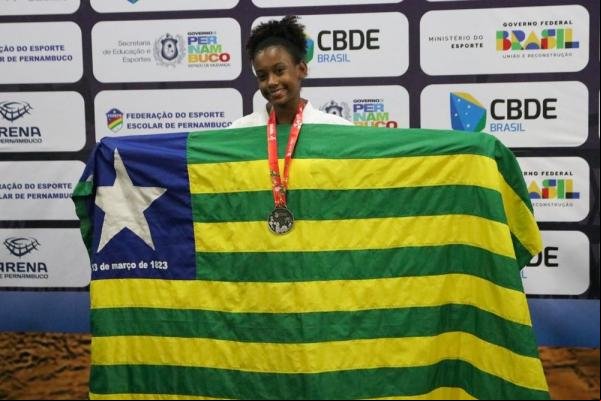 Levando o Piauí ao topo do pódio no karatê, a atleta Amanda Raquel disputou na categoria kumitê sub-14 (-42kg).(Imagem:Divulgação)