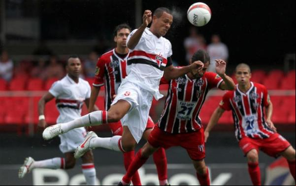 Luis Fabiano lutou muito, deu assistências, mas ou em branco na partida.(Imagem:Gaspar Nóbrega / VIPCOMM)