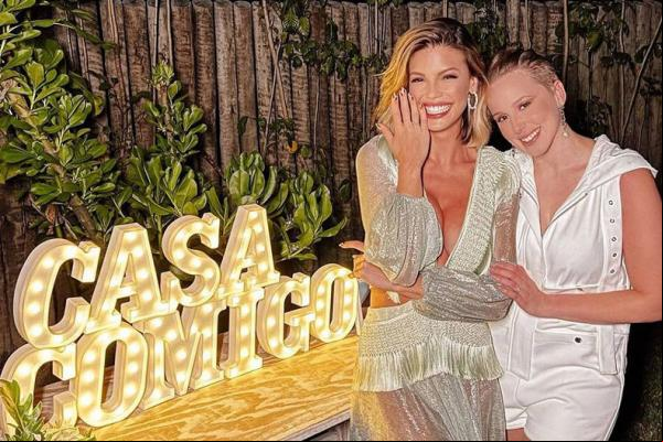 A atriz Marcella Rica, 29, mostrou em suas redes sociais, na noite desta quarta-feira (6), como foi seu pedido de casamento feito à atriz Vitória Strada, 24, na virada do ano, em u(Imagem:Reprodução)