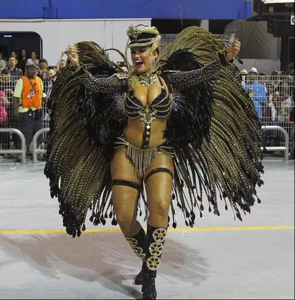 Ellen Rocche como rainha de bateria da Rosas de Ouro no Carnaval 2013.(Imagem:AgNews)