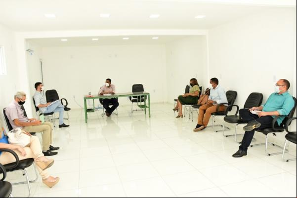Joel Rodrigues define com equipe distribuição de cestas básicas.(Imagem:Secom)