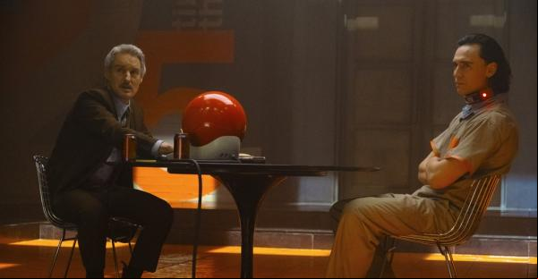Owen Wilson e Tom Hiddleston em cena de