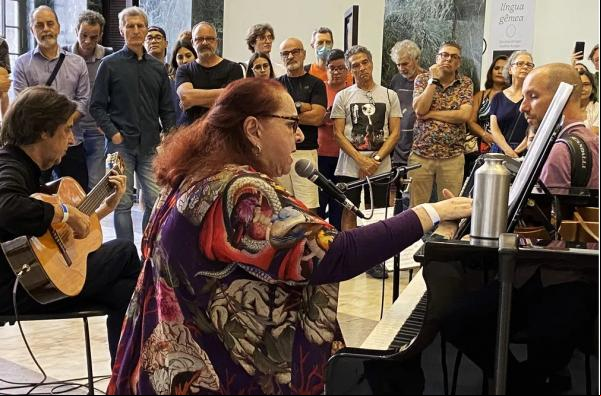 Cida Moreira segue toadas nobres ao cantar modinhas no II