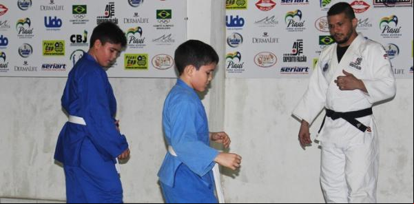 Benito Mussolini durante aulas com judocas da base; treinos acontecem no CT Sarah Menezes.(Imagem:Josiel Martins)