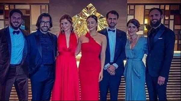 Petra Costa usa vermelho no Oscar 2020 e homenageia Marielle Franco(Imagem:Reprodução/Instagram)