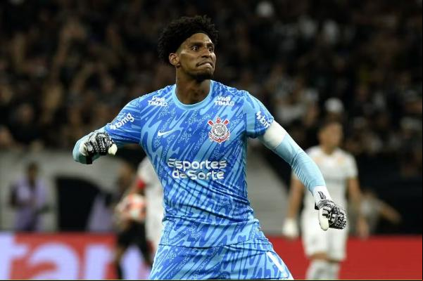 Hugo Souza, do Corinthians, contra o Santos.(Imagem:Marcos Ribolli)