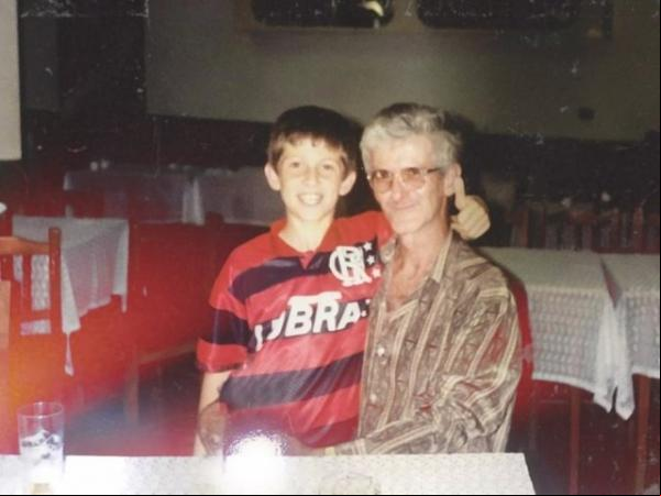 Com foto de infância com camisa do Flamengo, Filipe Luís é anunciado: