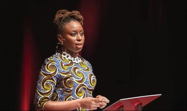 A escritora Chimamanda Ngozi Adichie.(Imagem:Osita Nwegbu/Divulgação)