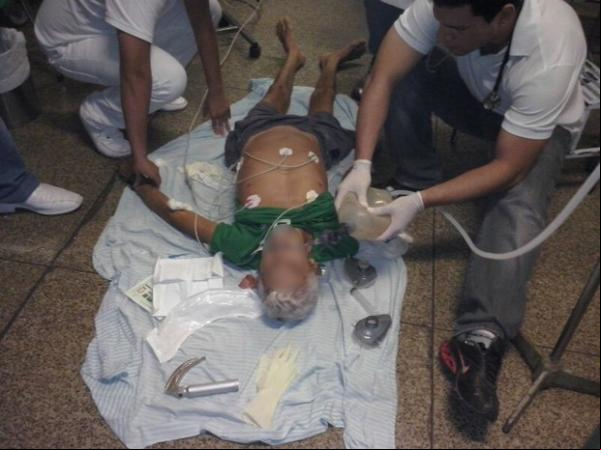 Idoso recebeu atendimento médico no chão do Hospital de Urgência de Teresina.(Imagem:Arquivo Pessoal)