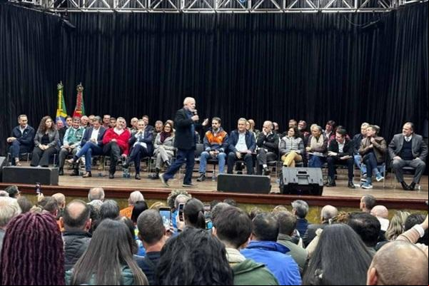 Lula, ao microfone, em São Leopoldo, no anúncio de medidas para o Rio Grande do Sul: evento com palco, autoridades e plateia(Imagem:Henrique Lessa/CB/DA.Press)
