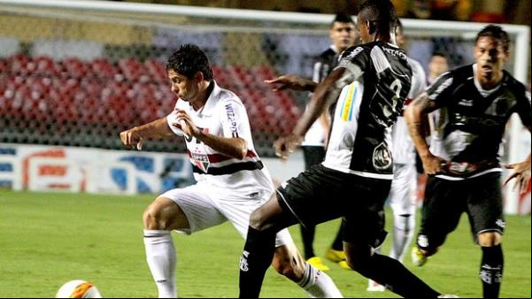Osvaldo foge da marcação de Cleber, da Ponte Preta.(Imagem:Daniel Guimarães / Ag. Estado)