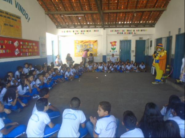 Abertura da semana da criança em escola tem presença do Palhaço Carrapeta.(Imagem:FlorianoNews)