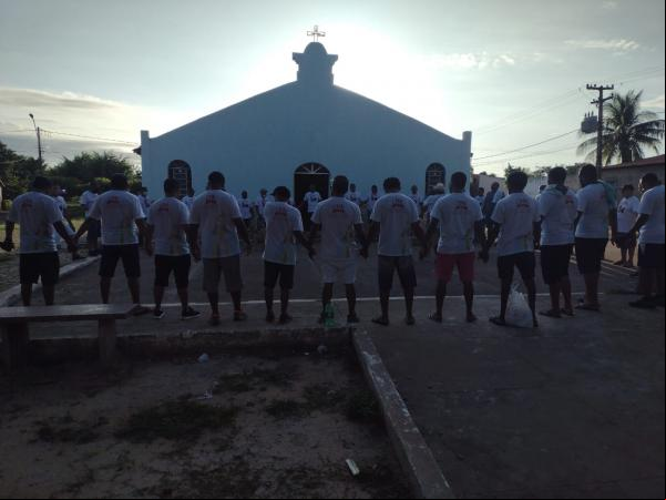 Grupo de homens se reúnem e realizam a