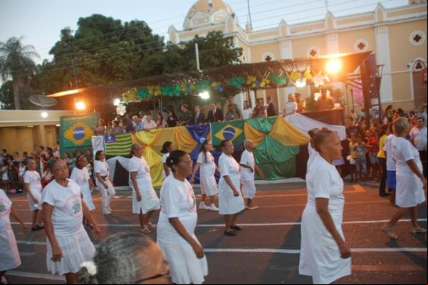 Florianenses prestigiaram o desfile cívico militar de 7 de Setembro.(Imagem:Waldemir Miranda)