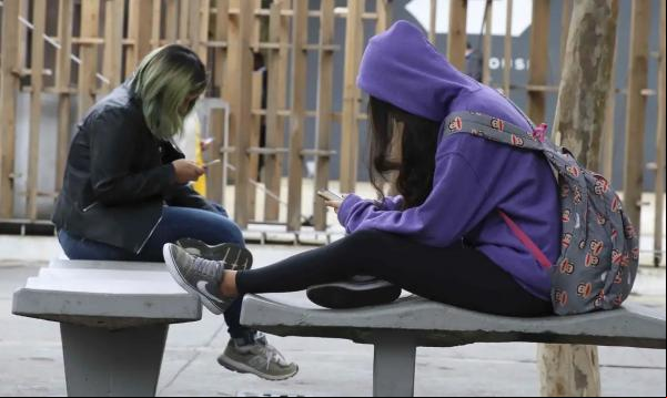 Celular em sala desafia dia a dia de professores, dizem pesquisadores.(Imagem:ROVENA ROSA/AGÊNCIA BRASIL)