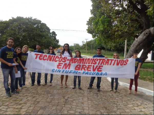 Servidores técnico-istrativos em educação da UFPI continuam em greve em Floriano.(Imagem:FlorianoNews)