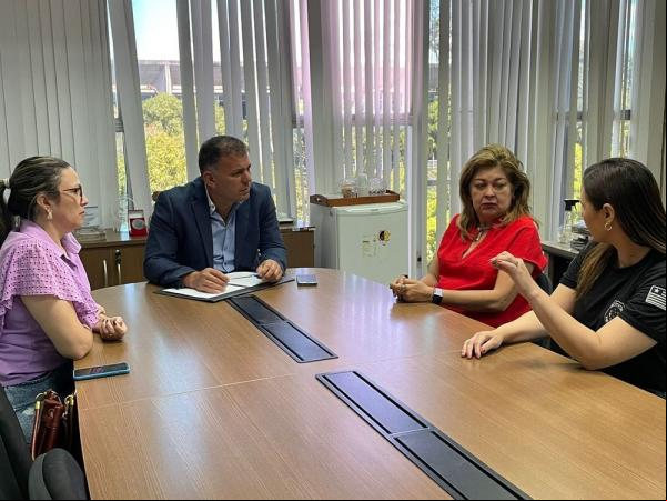 Em reunião, foi discutido o aprimoramento do monitoramento através das tornozeleiras eletrônicas para agressores com medidas protetivas relacionadas à violência doméstica.(Imagem:Divulgação)