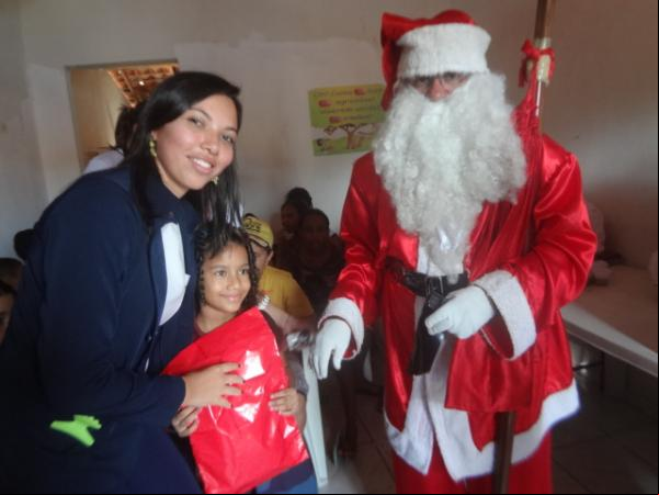 Papai Noel distribuiu presentes para crianças em Floriano.(Imagem:FlorianoNews)