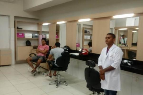 Alunos fazem aula prática de corte de cabelos masculinos no Senac de Floriano.(Imagem:FlorianoNews)