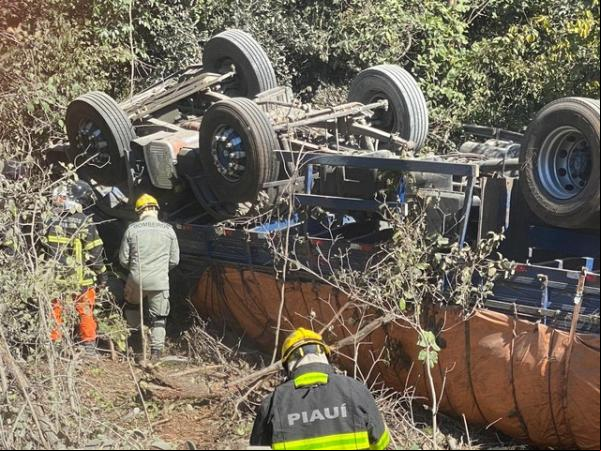 Motorista morre após acidente envolvendo dois caminhões no Piauí.(Imagem:Neyara Pinheiro TV Clube)